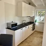 Vale Do Guizo: Casa Poente On The Contryside, Close By The Sea.
